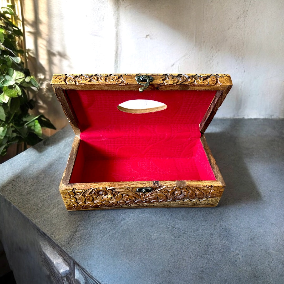 Taschentuchbox aus geschnitztem Palisadenholz