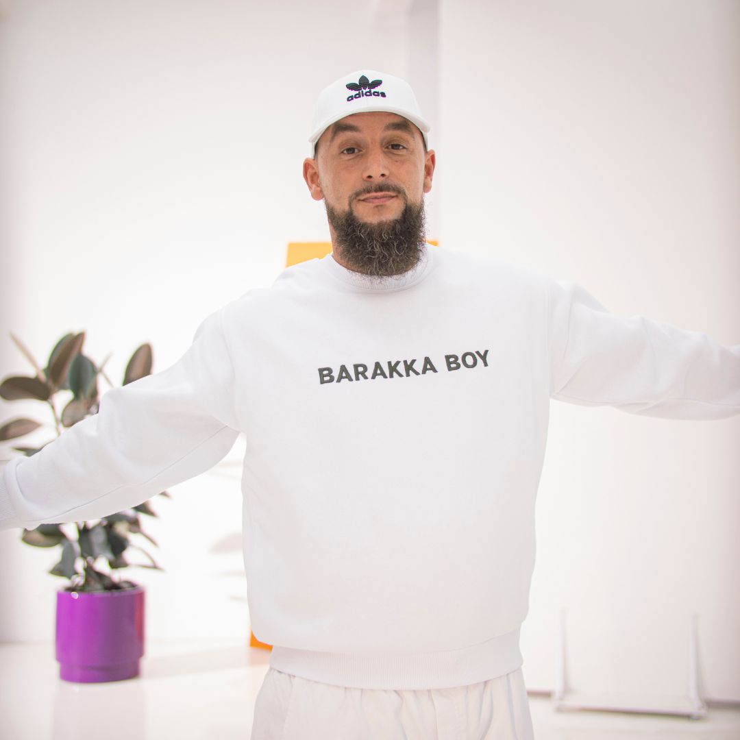 All White Set Clean Maskulin mit Sweater und Cargo Pants