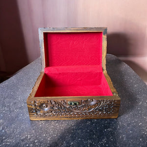 Handgeschnitzte Schmuckkiste aus Palisadenholz